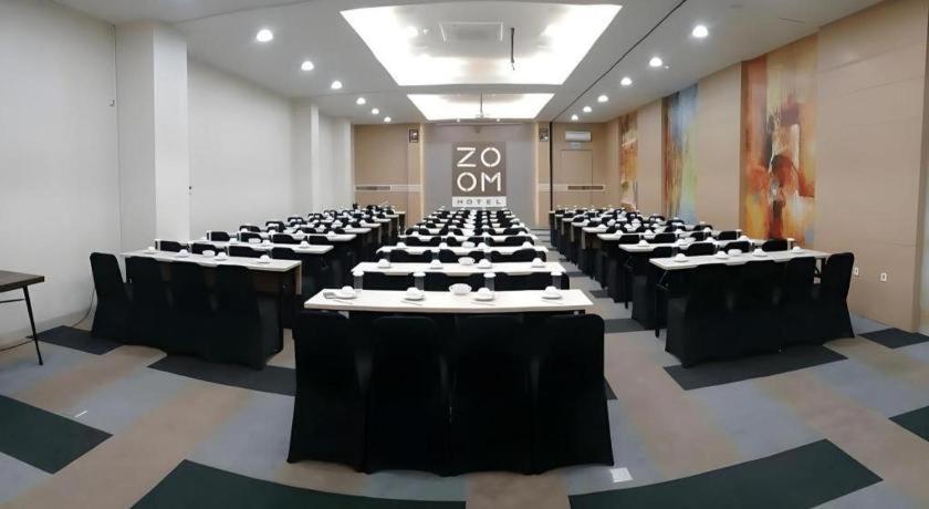 Zoom Dharmahusada Hotel Surabaja Zewnętrze zdjęcie